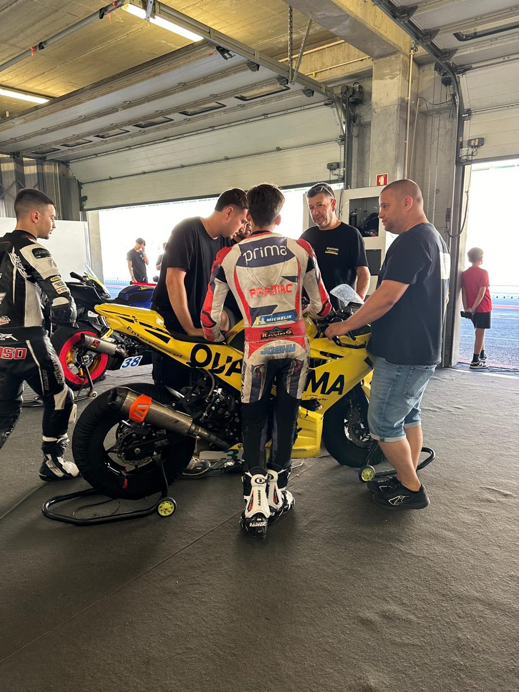 Debrief in the garage, Team Quaresma