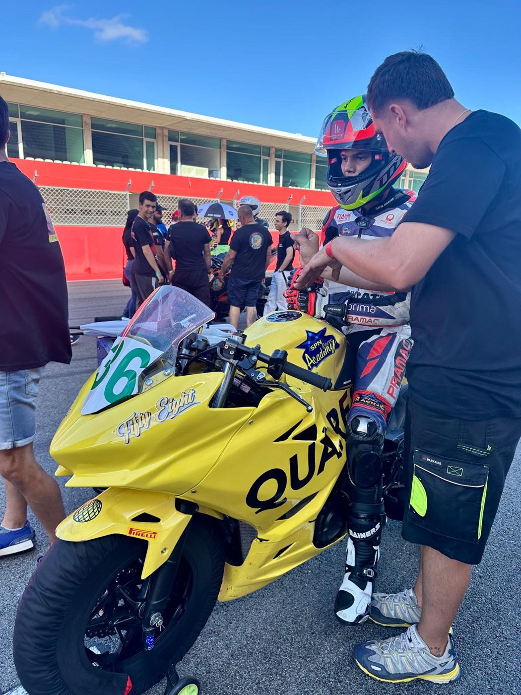 Final checks on the grid, Team Quaresma